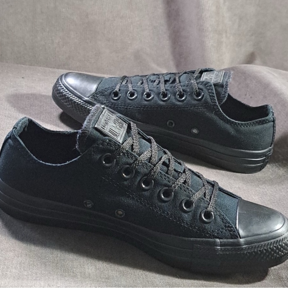 Converse Chuck Taylor All Star Ox Low Mono Black Lace Up Sneakers 
EUC

US 7